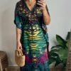 Kaftan longa em tecido poliéster com uma estampa que remete às intrincadas